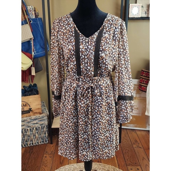 Calie Paris Floral Dress Size M - Picture 6 of 16